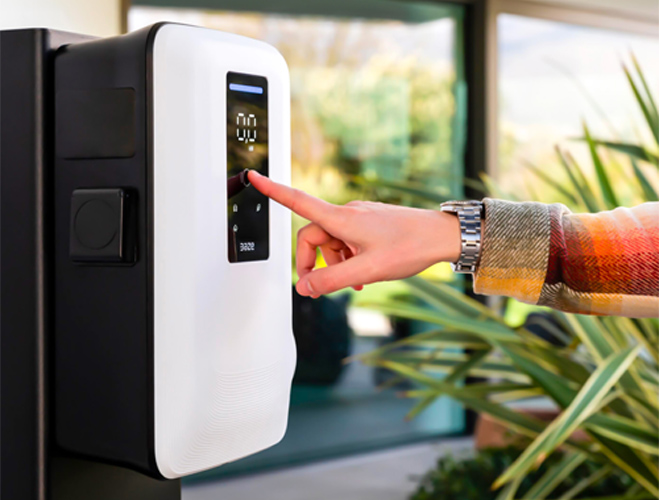 Stazione di Ricarica Dazebox Home S 22.2kW Trifase 32A, IP55 IK10, WiFi e Bluetooth, Wall Box Bianco con Schermo e Connettore Tipo 2, 3 Tessere RFID Incluse